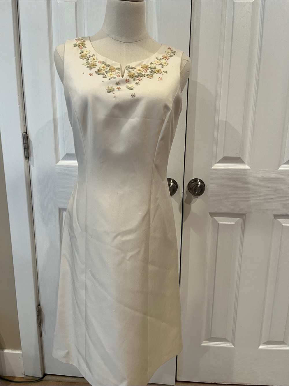 Silk Ann Taylor Cream Sleeveless Embroidered Neckline Dress